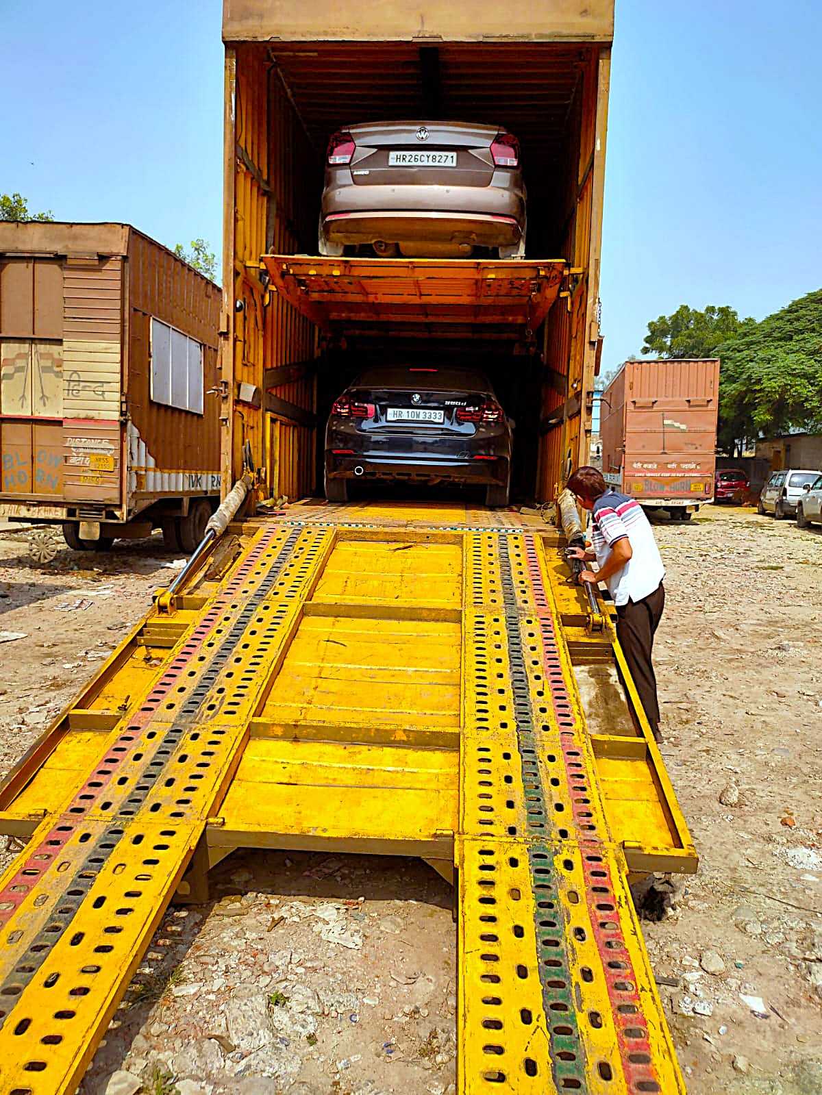 Enclosed vehicle carrier truck for car transportation in Rohini